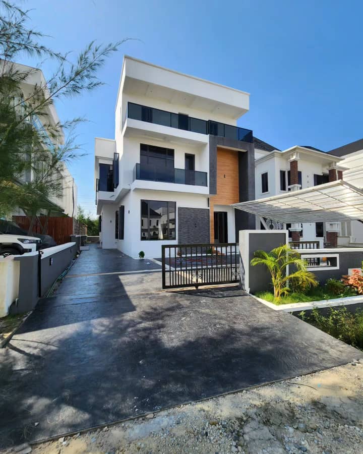 NICELY BUILT 5 BEDROOMS DETACHED DUPLEX IS AVAILABLE FOR SALE!!!