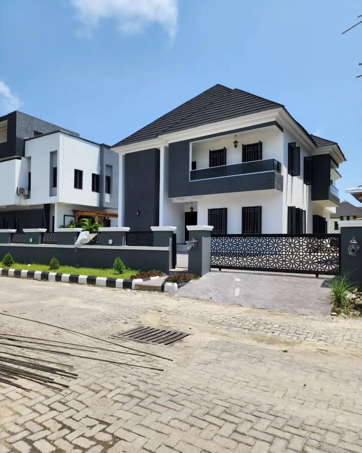 5 BEDROOMS DETACHED DUPLEX AVAILABLE FOR SALE!!!