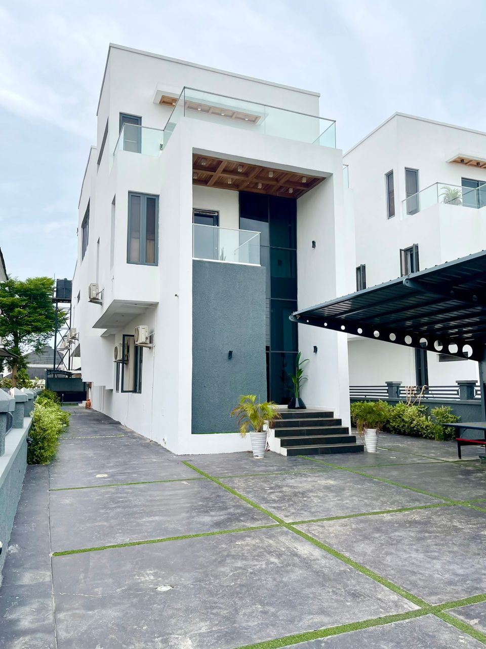 5 BEDROOM FULLY DETACHED DUPLEX IN A PRESTIGIOUS ESTATE IN LEKKI FOR SALE!!