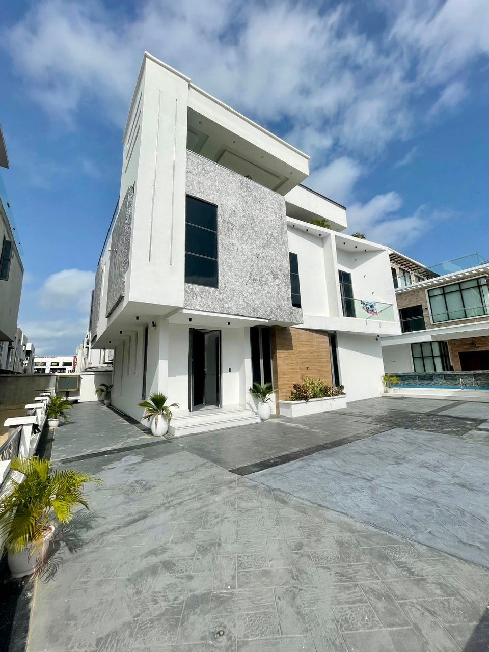 5 BEDROOM FULLY DETACHED DUPLEX + BQ WITH CINEMA AND SWIMMING POOL @OSAPA LEKKI LAGOS