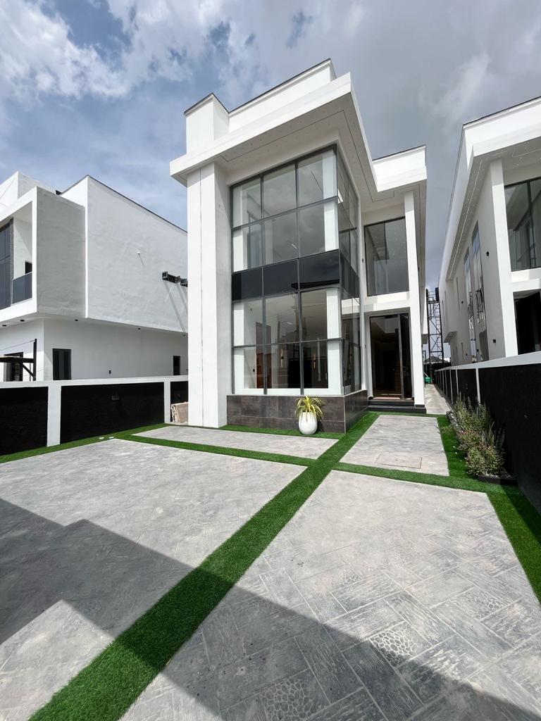 Smart 5 Bedroom Detached Duplex with Swimming Pool For Sale. 